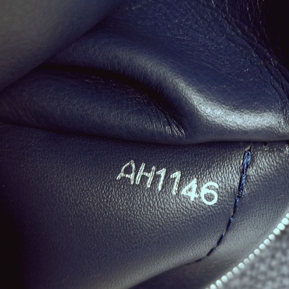 Louis Vuitton Taurillon Python Capucines BB Indingo Bag - Picture 6 of 16